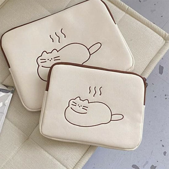 deux housse ordinateur taille differente posee sur un fauteuil