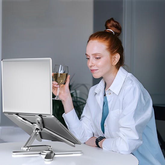 femme decontractee regardant son pc installe sur support ordinateur portable