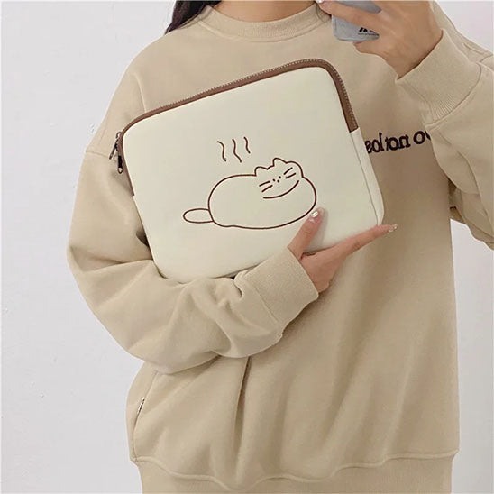 house ordinateur tenu en main par fille tenant telephone portable dans autre main