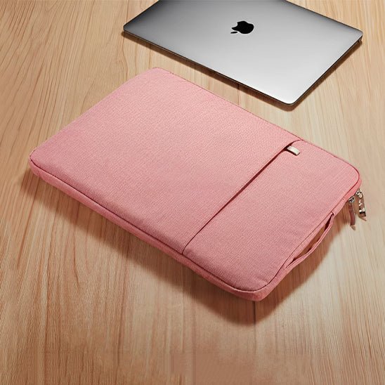 housse ordinateur 13 pouces rose posee sur table avec ordinateur ferme
