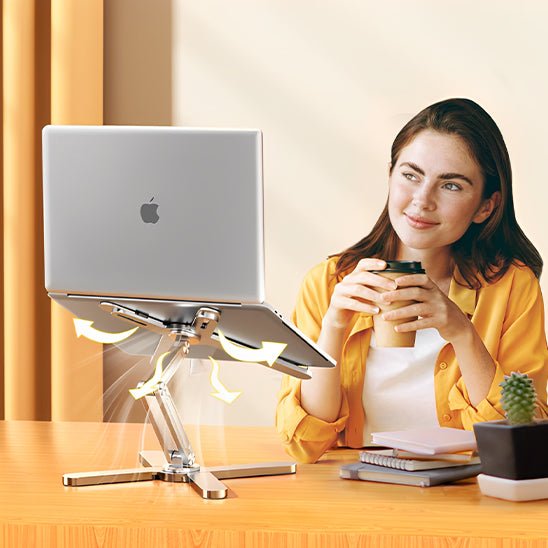 jeune femme souriante regardant ecran pc installe sur support ordinateur portable