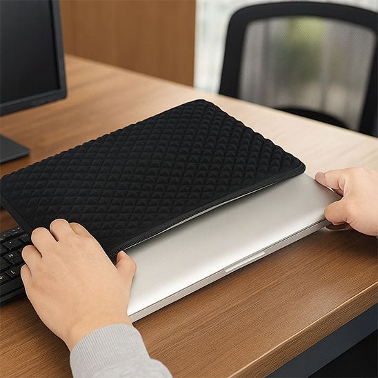 mains sortant ordinateur portable de housse pour ordinateur posee sur bureau
