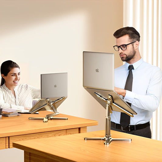 femme et homme travaillant en position assise et debout sur pc installes sur support ordinateur portable