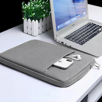 housse ordinateur 13 pouces grise posee sur bureau proche ordinateur avec telephone portable et ecouteur dans poche