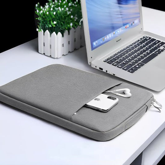 housse ordinateur 13 pouces grise posee sur bureau proche ordinateur avec telephone portable et ecouteur dans poche