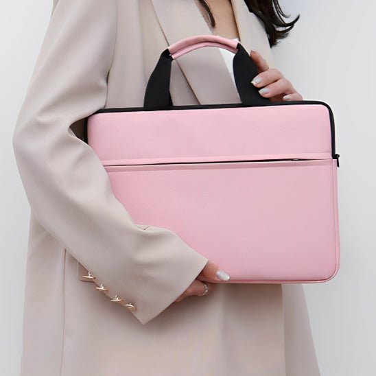 housse ordinateur 14 pouces rose portee sous bras par femme