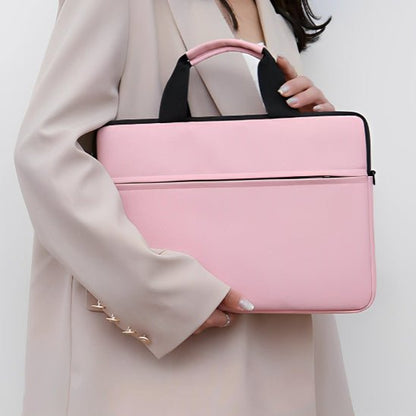 housse ordinateur 14 pouces rose portee sous bras par femme