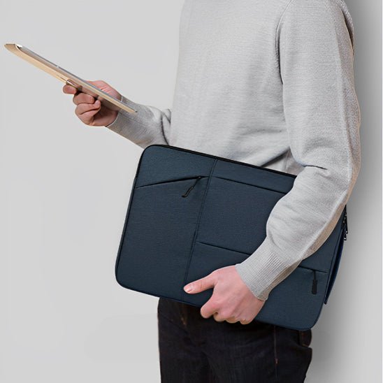 housse ordinateur 15 pouces tenue sous bras par homme debout