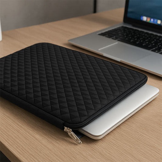 housse pour ordinateur avec pc portable débordant posee sur bureau devant autre ordinateur portable