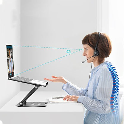 femme utilisant ordinateur portable pose sur Support pc portable