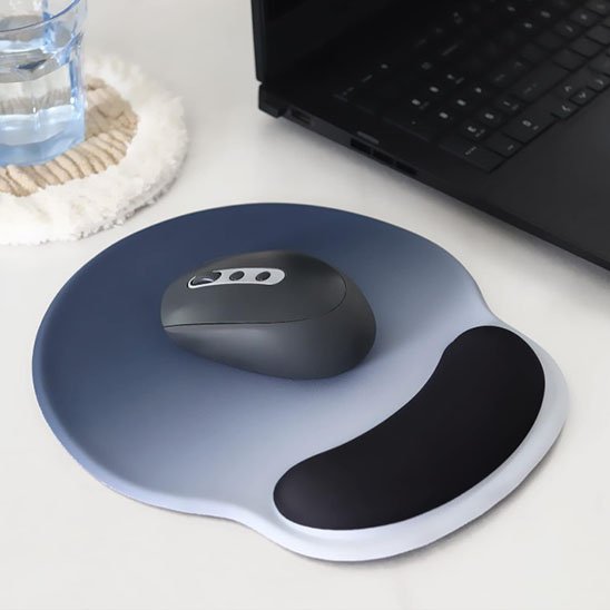 tapis de souris ergonomique metal avec souris et ordinateur portable