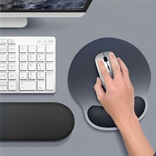 tapis souris ergonomique metal avec souris tenu par main clavier et bas ecran