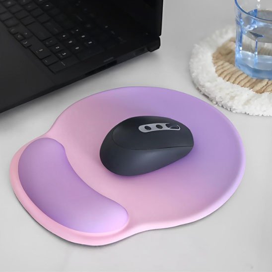 tapis de souris ergonomique rose et violet avec souris et ordinateur portable