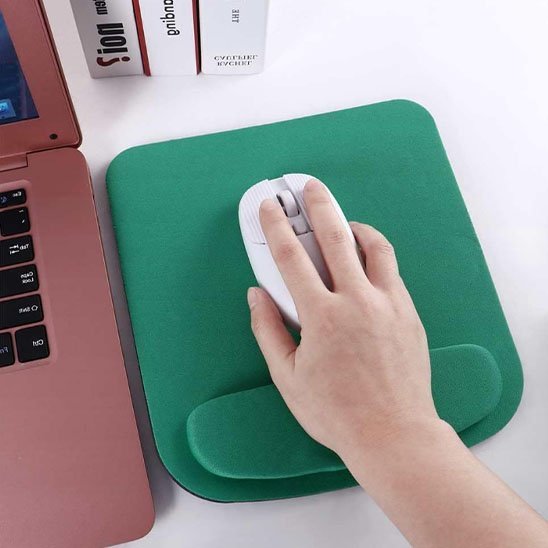 tapis de souris ergonomique vert avec souris blanche et ordinateur portable