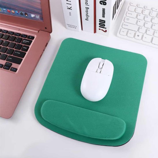 tapis de souris ergonomique vert avec souris blanche clavier blanc et ordinateur portable