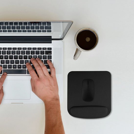 tapis de souris ergonomique noir avec souris noire ordinateur portable et cafe