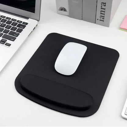tapis de souris ergonomique noir avec souris blanche et ordinateur portable