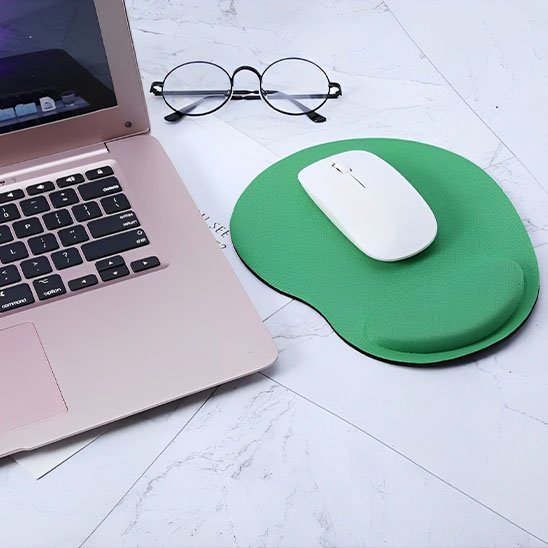 tapis de souris ergonomique vert avec souris blanche lunettes et ordinateur portable