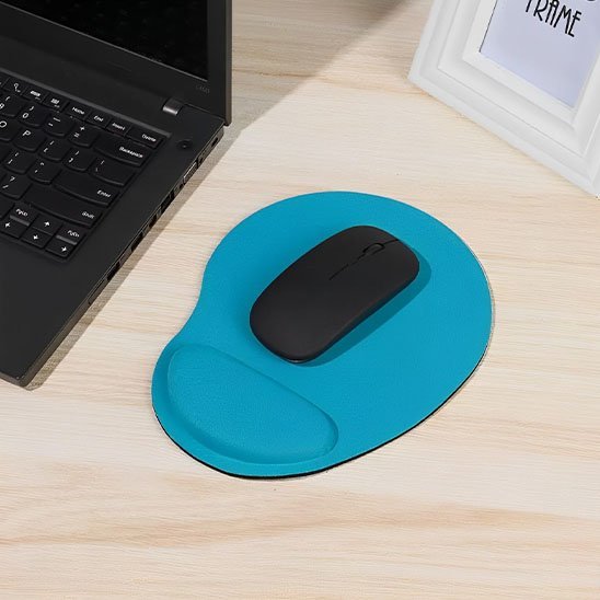 tapis de souris ergonomique bleu turquoise avec souris noire et ordinateur portable