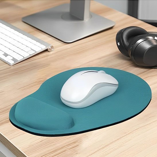 tapis de souris ergonomique bleu turquoise avec souris blanche casque et clavier