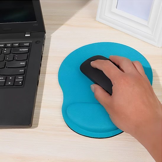 tapis de souris ergonomique bleu turquoise avec main tenant souris noire et ordinateur portable
