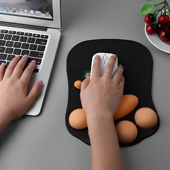 tapis de souris ergonomique avec clavier ordinateur portable main tenant souris blanche et assiette avec cerise