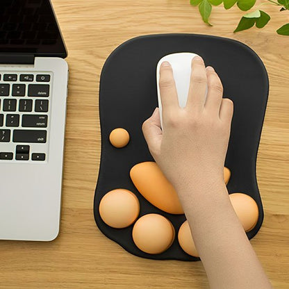 tapis de souris ergonomique avec ordinateur portable et main tenant souris blanche