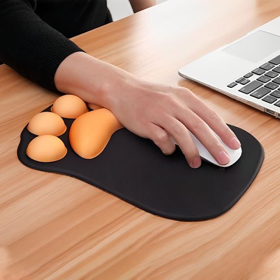 tapis de souris ergonomique avec clavier ordinateur portable et main tenant souris blanche