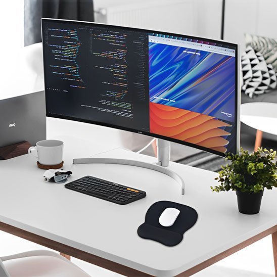 tapis de souris ergonomique avec souris blanche clavier ecran tasse et plante