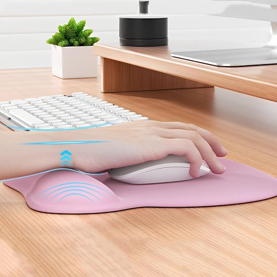 tapis de souris ergonomique avec main tenant souris blanchee et infographie placement poignet sur tapis