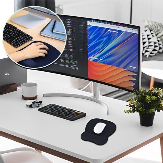 tapis de souris ergonomique avec souris blanche clavier ecran tasse plante et zoom placement main sur tapis