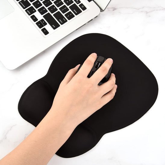 tapis de souris ergonomique avec main tenant souris noire et ordinateur portable
