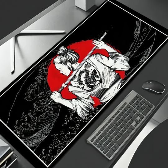 tapis de souris gamer femme tatouee avec souris clavier et bas ecran