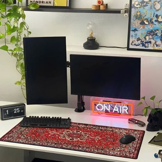 tapis de souris gamer avec ecrans souris clavier et horloge
