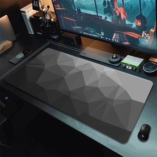 tapis de souris gaming devant grand ecran et accessoires de bureau