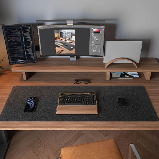 tapis de souris XXL sur bureau avec clavier souris telephone portable devant ecran