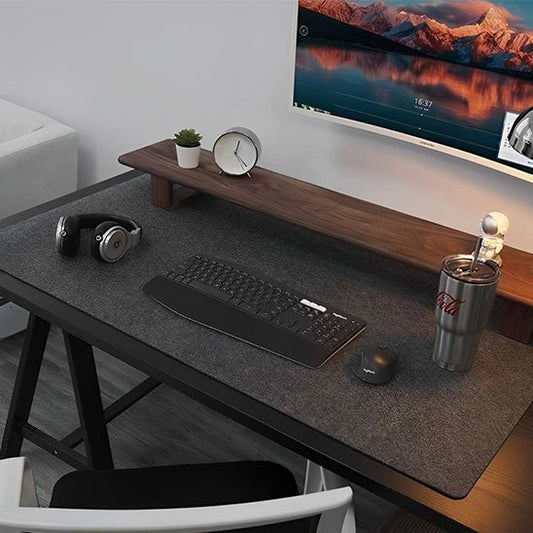 tapis de souris XXL sur bureau avec clavier souris casque et gourde