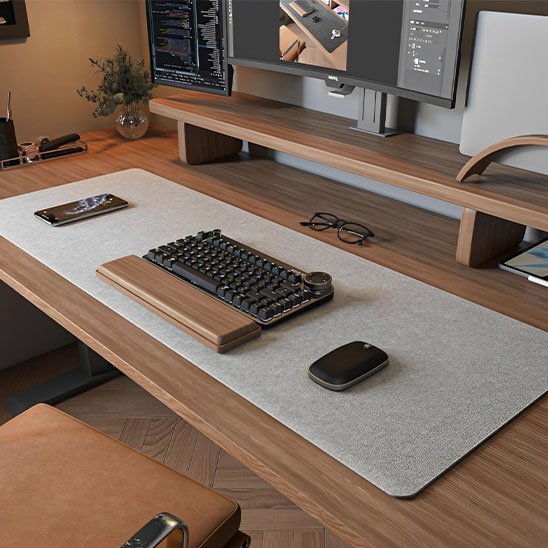 tapis de souris XXL sur bureau avec clavier souris telephone portable lunettes devant ecran