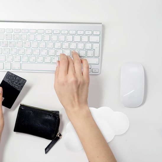 poignet pose sur tapis souris avec souris et main ecrivant sur clavier