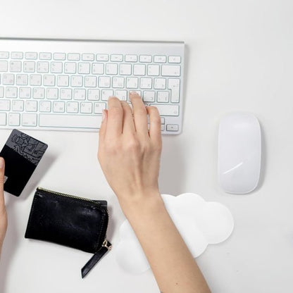 poignet pose sur tapis souris avec souris et main ecrivant sur clavier