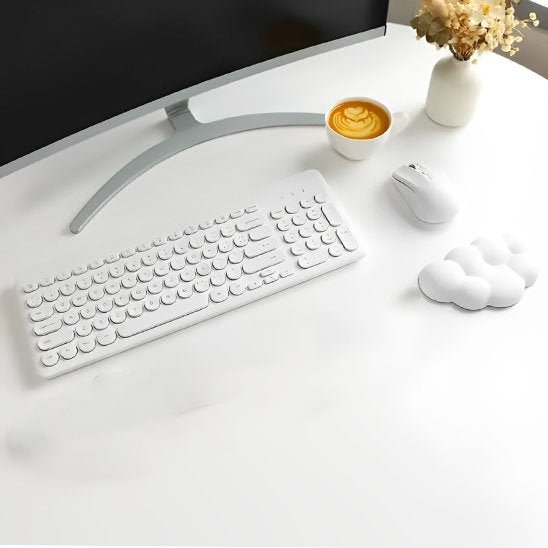 tapis souris support poignet avec souris blanche clavier ecran tasse café et fleurs