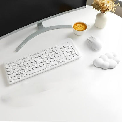 tapis souris support poignet avec souris blanche clavier ecran tasse café et fleurs