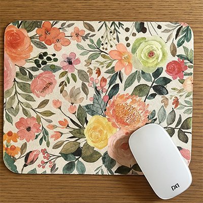 tapis souris floral avec souris sur surface bois